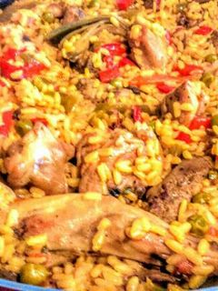 Una foto de Arroz con conejo, alcachofas y verduritas de temporada