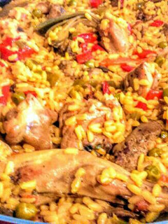 Una foto de Arroz con conejo, alcachofas y verduritas de temporada