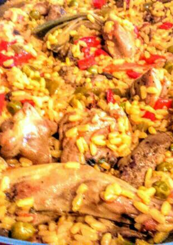 Una foto de Arroz con conejo, alcachofas y verduritas de temporada