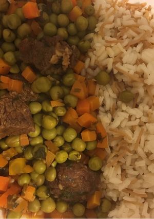 صورة لوصفة يخنة بازيلا وجزر مع رز بالشعيرية