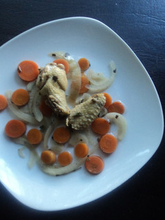 Una foto de Alitas de pollo en escabeche de zanahoria y cebolla las Correa. México