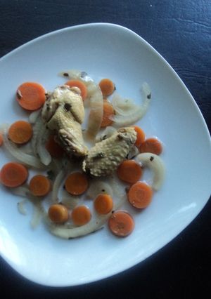 Una foto de Alitas de pollo en escabeche de zanahoria y cebolla las Correa. México