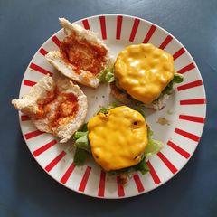 A picture of Cheese Beef Burger.
