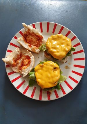 A picture of Cheese Beef Burger.