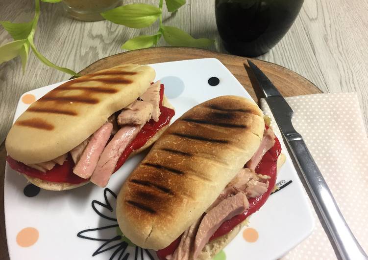 Mollete de Bonito del norte con piquillos y mermelada de Alcachofa