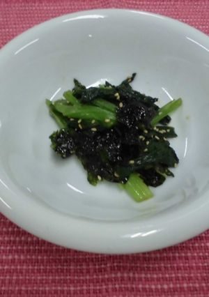 A picture of Komatsuna(Japanese mustard spinach) with Korean laver.