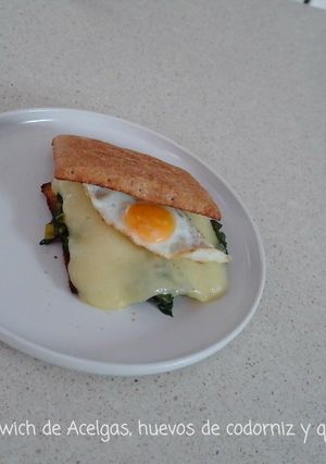 Una foto de Sándwich de Acelgas, Huevos codorniz y Queso