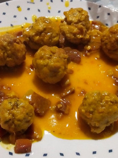Una foto de Albóndigas de ternera y cerdo con cerveza y curry
