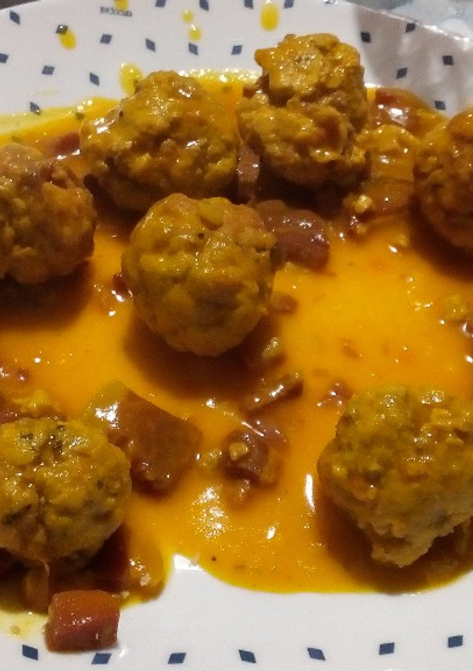 Una foto de Albóndigas de ternera y cerdo con cerveza y curry