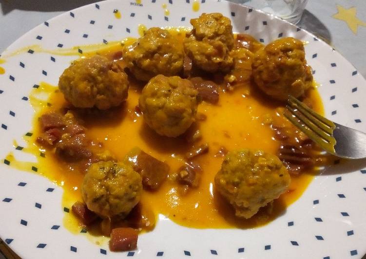 Albóndigas de ternera y cerdo con cerveza y curry