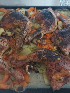 Una foto de Pollo al horno con patatas y verdura al vino blanco