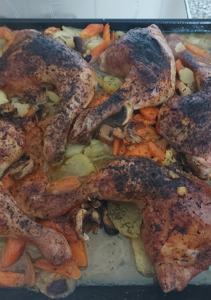 Una foto de Pollo al horno con patatas y verdura al vino blanco