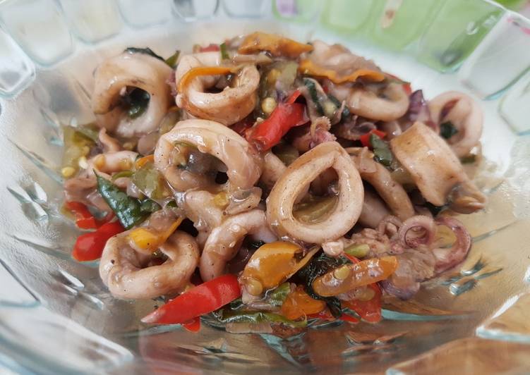 Bagaimana memasak Tumis Cumi Kemangi Santan Pedas Empuk yang nikmat