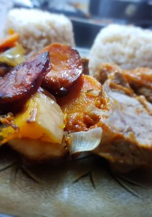 Una foto de Carne a la cacerola con verduras al horno y arroz