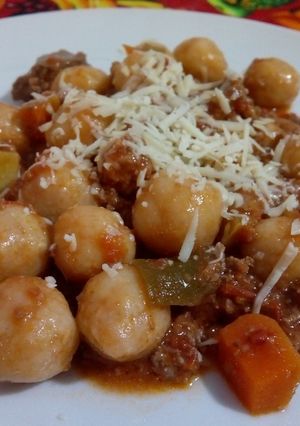 Una foto de Ñoquis de ricota y queso con bolognesa