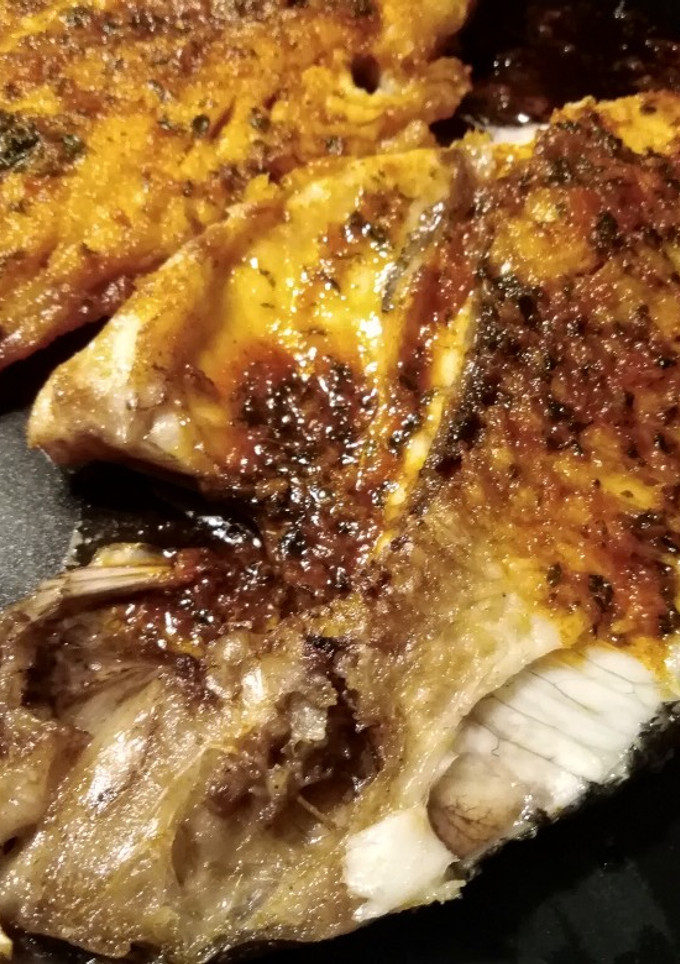 Una foto de Dorada con ajo, perejil y pimentón