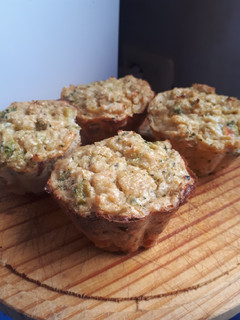 Una foto de Muffins de verduras y corazón de queso
