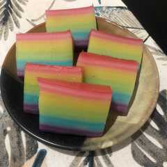Kue Lapis Rainbow রেসিপির প্রধান ছবি
