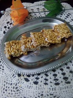 मुरमुरा गुड बर्फी (Murmura Gur Barfi recipe in Hindi) रेसिपी मुख्य फोटो
