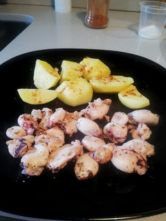 Una foto de Chipirones a la plancha 🦑 con patatas asadas en microondas 🥔