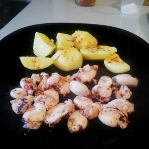 Chipirones a la plancha ? con patatas asadas en microondas ?