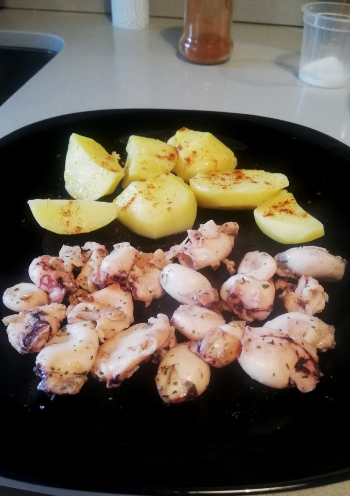 Una foto de Chipirones a la plancha 🦑 con patatas asadas en microondas 🥔