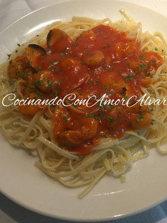 Una foto de Tallarines con gambas y almejas