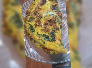 Una foto de Omelette de acelga, zanahoria y queso