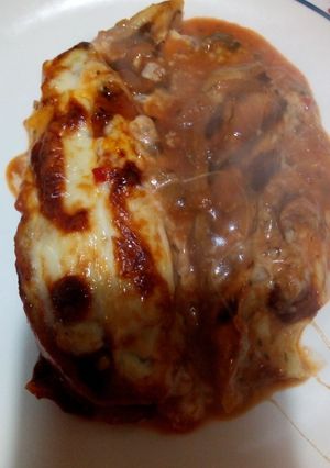 Una foto de Berenjena grillada con salsa y mozzarella