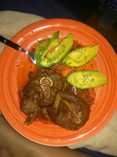 Una foto de Cetogénica: codillo guisado con aguacate