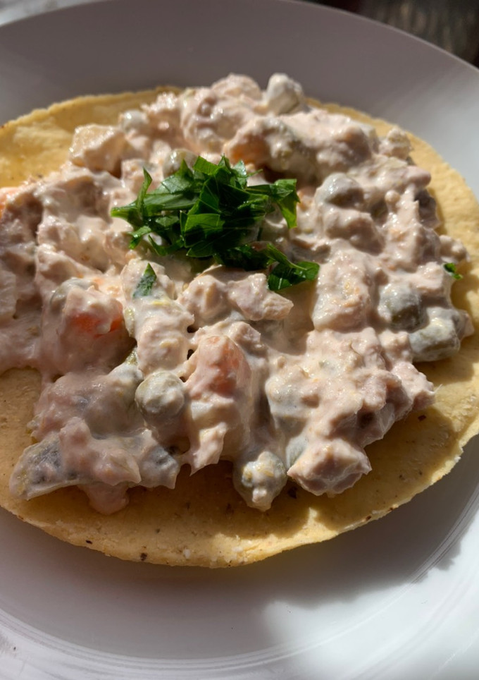 Una foto de Tostadas de atún y verduras