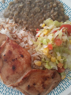 Una foto de Almuerzo con pollo