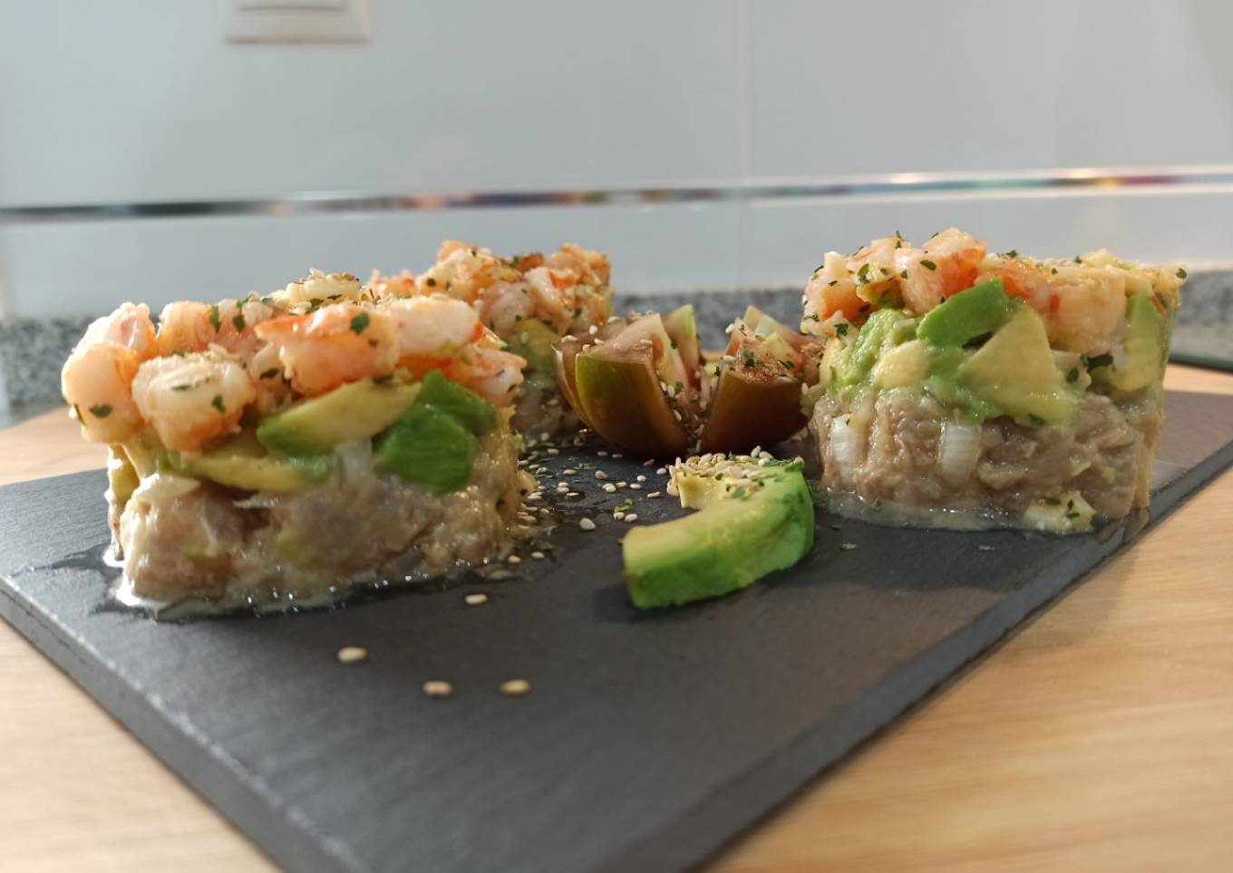 Tartar de atún🐟, gambas🦐 y aguacate🥑