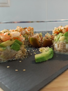Una foto de Tartar de atún🐟, gambas🦐 y aguacate🥑