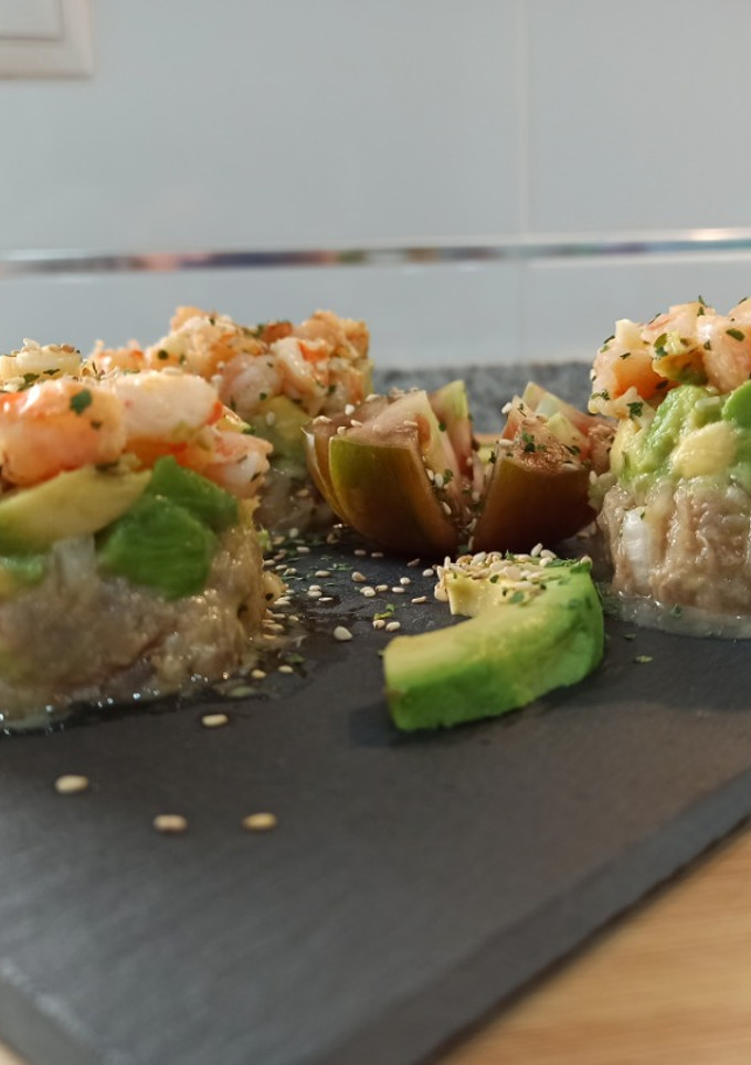 Una foto de Tartar de atún🐟, gambas🦐 y aguacate🥑