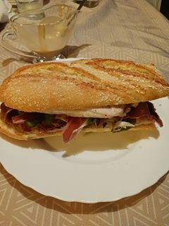 Una foto de Serranito con salsa de queso curado