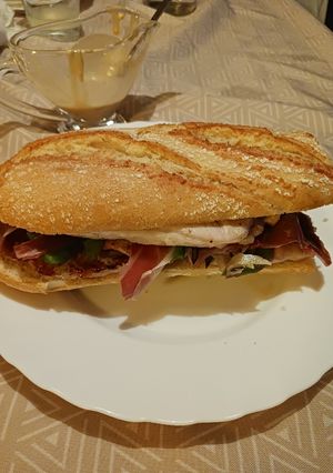 Una foto de Serranito con salsa de queso curado