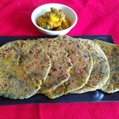 A picture of Tomato methi leaves paratha.