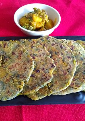 A picture of Tomato methi leaves paratha.