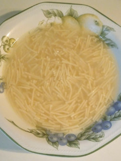 Una foto de Caldo de pollo (con olla exprés)