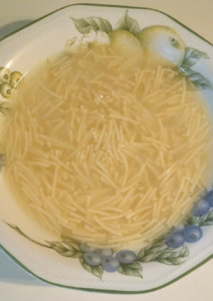 Una foto de Caldo de pollo (con olla exprés)