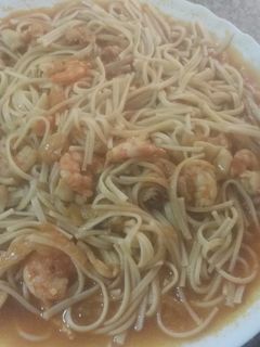Una foto de Mixto de espaguettis y tallarines, en salsa marinera, con chipirones y langostinos
