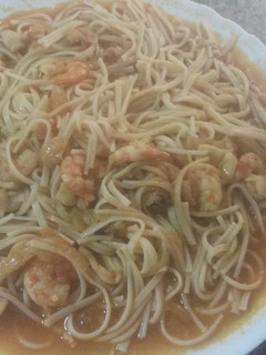 Una foto de Mixto de espaguettis y tallarines, en salsa marinera, con chipirones y langostinos