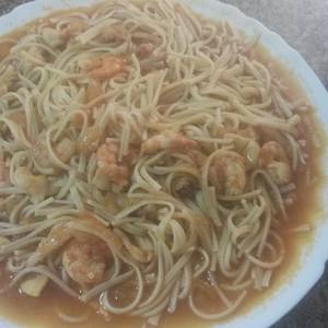 Mixto de espaguettis y tallarines, en salsa marinera, con chipirones y langostinos