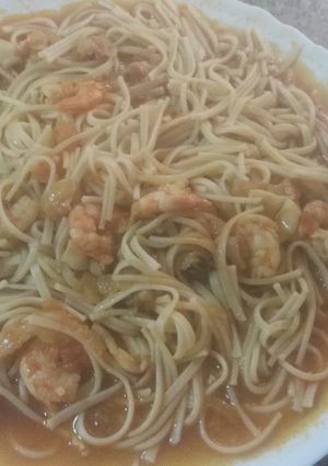 Una foto de Mixto de espaguettis y tallarines, en salsa marinera, con chipirones y langostinos