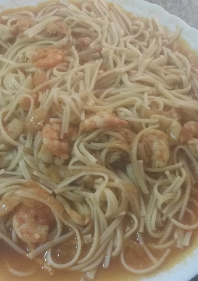 Una foto de Mixto de espaguettis y tallarines, en salsa marinera, con chipirones y langostinos