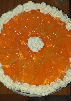 Una foto de Tarta de crema y durazno