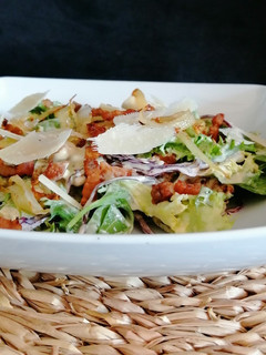 Una foto de Ensalada de bacon con mi salsa César
