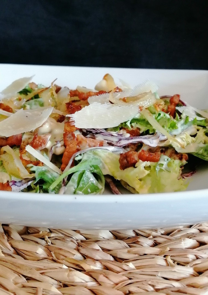 Una foto de Ensalada de bacon con mi salsa César
