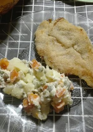 Una foto de Milanesa de pollo con ensalada rusa